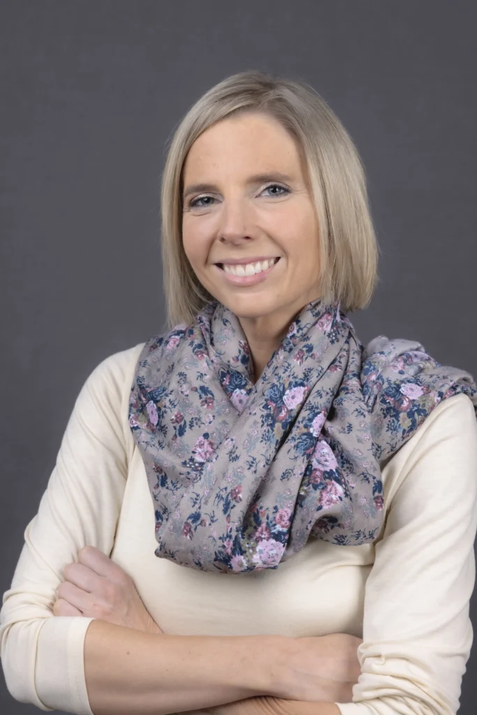 Professional corporate headshot of a woman in Portland by Artem Denisov